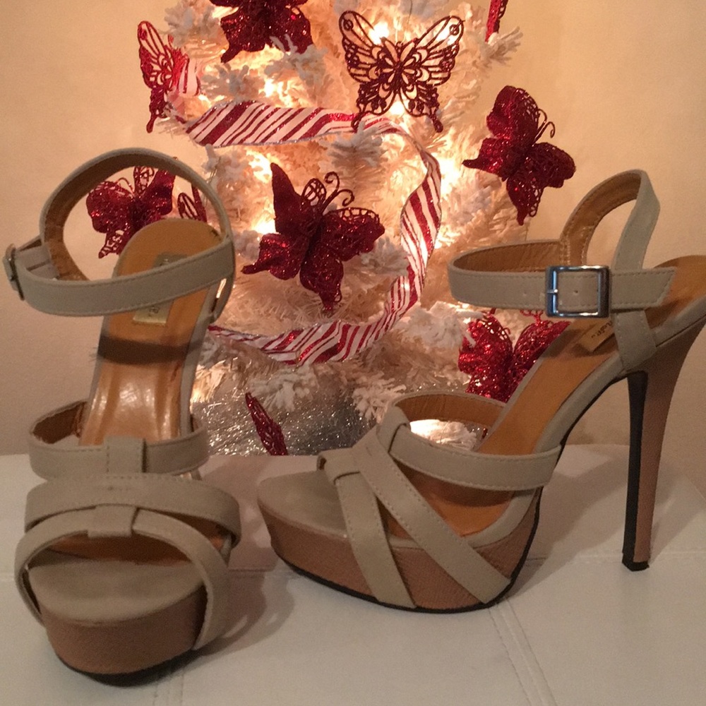 Price⬇️$25➡️$20 Platform Ankle Strap Stilettos 👡